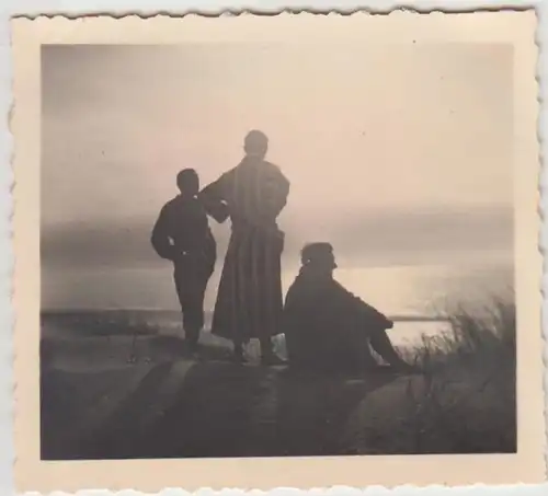 (F30107) Orig. Foto Langeoog, Personen auf Düne, Gegenlichtaufnahme 1937