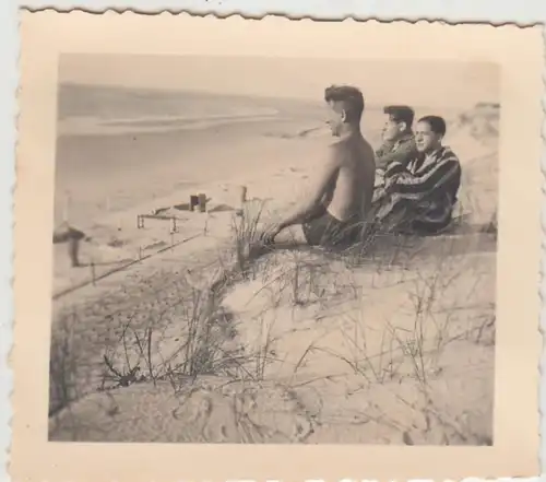 (F30106) Orig. Foto Langeoog, Personen sitzen auf Düne 1937