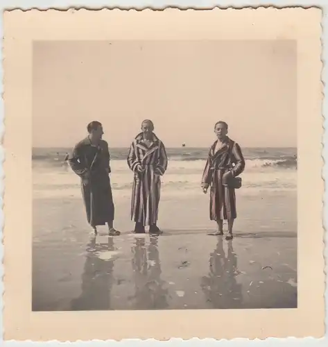 (F30102) Orig. Foto Langeoog, Personen am Wasser coloriert 1937