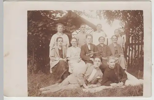 (F30094) Foto AK Gruppenbild, junge Leute mit Violine im Garten, vor 1945