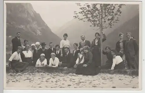 (F30090) Foto AK Gruppenbild in den Bergen, Frauen mit Kopftüchern, v. 1945