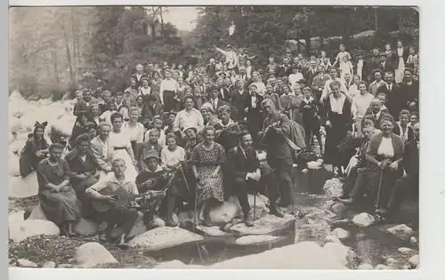 (F30088) Foto AK Gruppenbild mit Gitarre am Waldbach, vor 1945