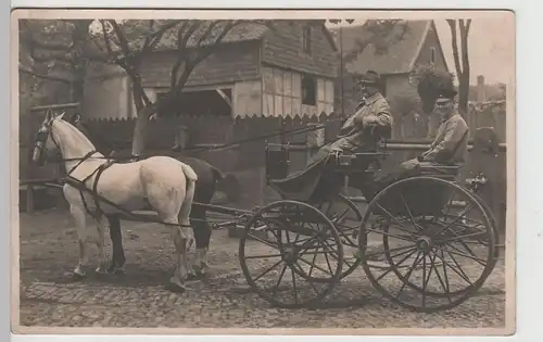 (F30087) Foto AK junger Mann mit Kutscher auf Pferdekutsche, vor 1945