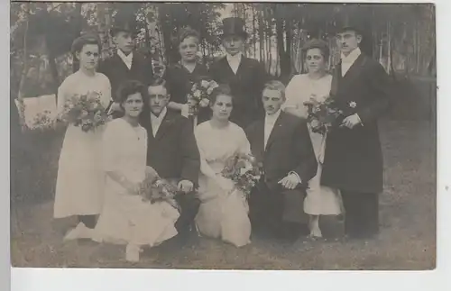 (F30086) Foto AK Hochzeitsgäste vor Wäldchen, Herren mit Zylinder 1920