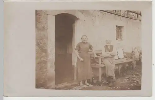 (F30085) Foto AK altes Paar vor Haus, Frau mit umwickelten Füßen, v. 1945