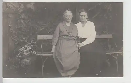 (F30084) Foto AK zwei Frauen auf Gartenbank, vor 1945