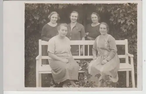 (F30082) Foto AK Gruppenbild, junge Frauen an Gartenbank, vor 1945