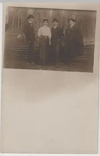 (F30080) Foto AK Dame mit drei Männer im Wald, vor 1920
