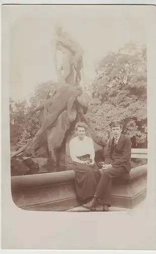 (F30079) Foto AK Frau und junger Mann am Sintflutbrunnen vor 1945