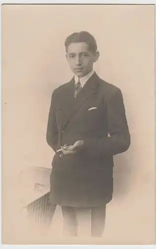 (F30076) Foto AK Kabinettfoto junger Mann mit Zigarette, 1924