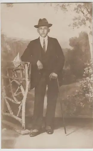 (F30074) Foto AK Kabinettfoto junger Mann mit Hut und Gehstock, vor 1945