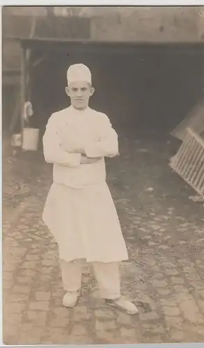 (F30073) Foto AK junger Mann, Bäcker im Hinterhof, vor 1945