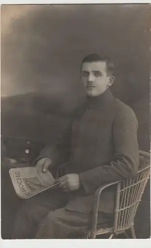 (F30072) Foto AK Kabinettfoto Soldat mit Zeitschrift "Die Woche" 1919