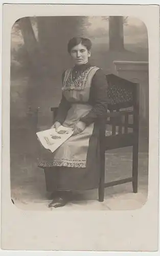 (F30067) Foto AK Kabinettfoto junge Frau auf Stuhl, vor 1945