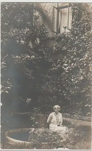 (F30063) Foto AK junge Frau sitzt am Gartenteich, vor 1945