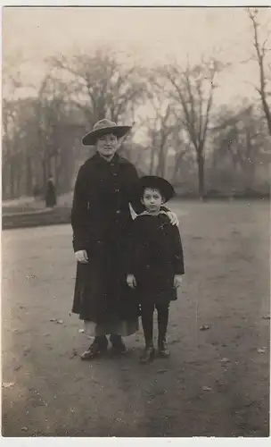 (F30059) Foto AK Frau mit Junge im Park, vor 1945