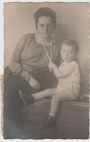 (F30058) Foto AK Porträt junge Frau mit Kind, 1920