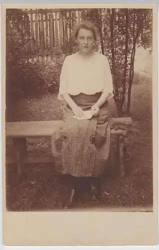 (F30057) Foto AK junge Frau auf Bank im Garten, vor 1920