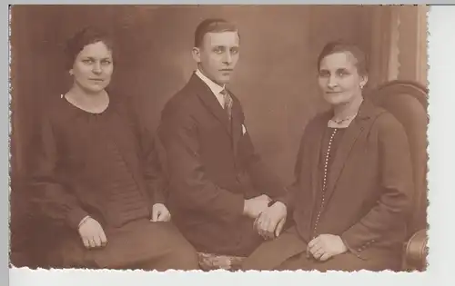 (F30056) Foto AK Familienfoto, zwei Damen mit Herr, vor 1945