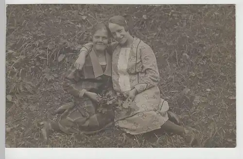 (F30055) Foto AK Zwei junge Damen mit Eichenblättern in Wiese, vor 1945
