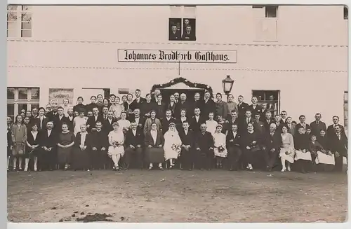 (F30054) Foto AK Hochzeitsgesellschaft vor Gasthaus Johannes Brodkorb