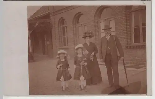 (F30053) Foto AK Familie Fabian vor Backsteingebäude, vor 1945