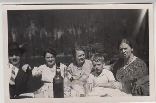 (F30049) Orig. Foto Personen im Freien, Café am See 1930er