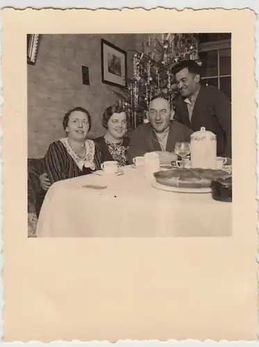 (F30046) Orig. Foto Personen in der Wohnung mit Weihnachtsbaum, Neujahr 1937