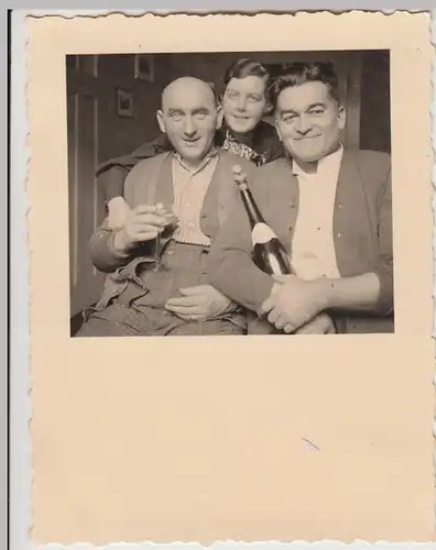 (F30045) Orig. Foto Personen in der Wohnung, Neujahr 1937