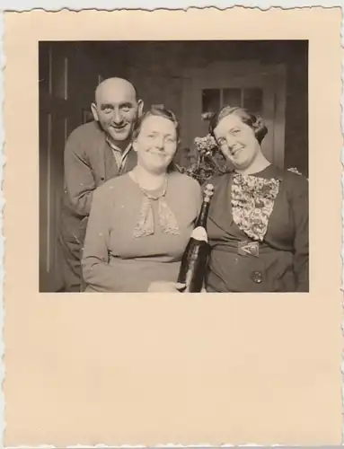 (F30044) Orig. Foto Personen in der Wohnung, Neujahr 1937