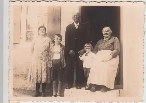 (F30006) Orig. Foto Familie vor dem Hauseingang 1934