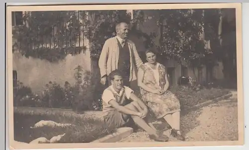 (F30001) Orig. Foto Familie Ammon steht an einem Haus in Bregenz 1930