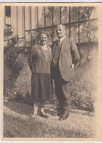 (F29999) Orig. Foto Paar (Fam. Ammon) steht an einem Haus in Bregenz 1930
