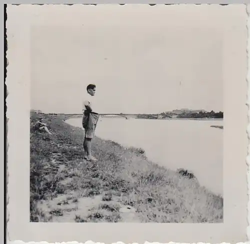 (F29994) Orig. Foto Heidelberg, junger Mann am Neckarufer 1936