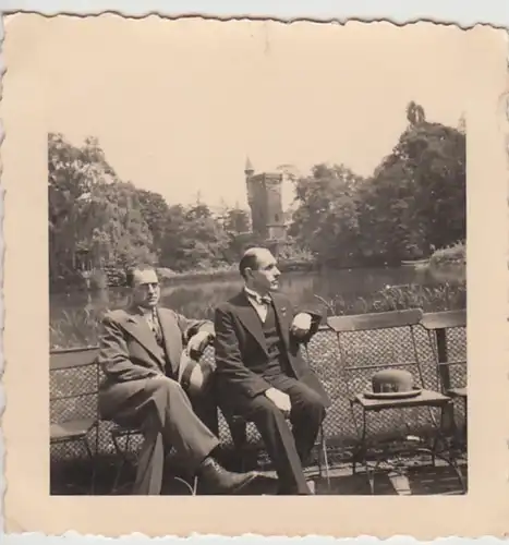 (F29980) Orig. Foto Frankfurt a.M., Männer im Zoo 1936