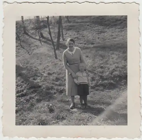(F29976) Orig. Foto Frau und Junge im Freien 1936