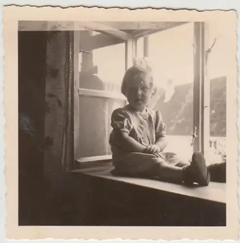 (F29970) Orig. Foto kleines Mädchen sitzt im Fenster 1936