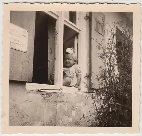 (F29969) Orig. Foto kleines Mädchen am Fenster, Werbeschild Allianz 1936