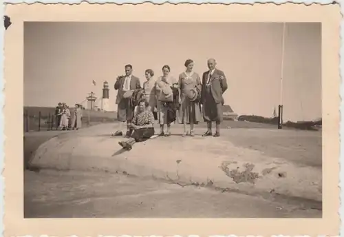 (F29952) Orig. Foto Helgoland, Personen am Leuchtturm 1930er