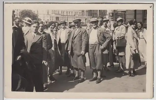 (F29911) Orig. Foto Bremen, Personengruppe vor dem Bahnhof 1930er