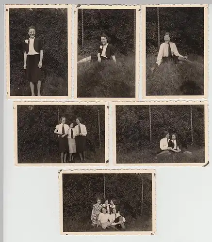(F29909) 2x Orig. Foto Personen vor einem Maschendrahtzaun 1942