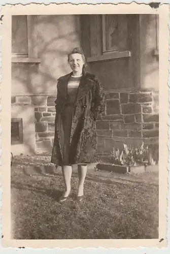 (F29907) Orig. Foto Frau vor dem Wohnhaus in Hamm-Rhynern 1942