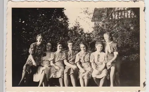 (F29904) Orig. Foto Frauen sitzen auf einer Bank im Freien 1941