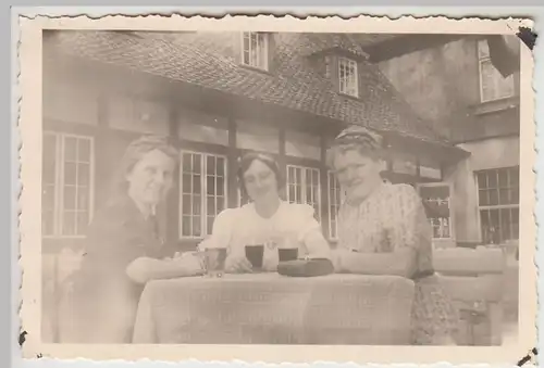 (F29896) Orig. Foto Braunschweig, Frauen am Gasthof >Zum Grünen Jäger< 1940