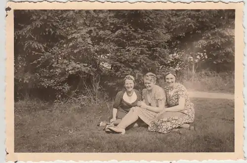 (F29894) Orig. Foto Frauen, Spaziergang in oder bei Braunschweig 1940