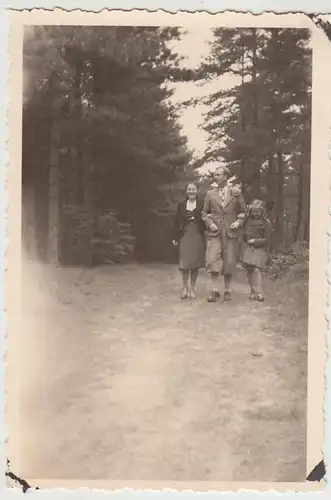 (F29887) Orig. Foto Personen spazieren in oder bei Braunschweig 1939