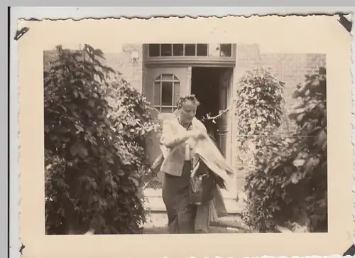 (F29886) Orig. Foto Frau verlässt Pension in Borkum 1939