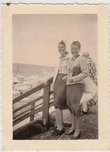 (F29884) Orig. Foto Borkum, Frauen an Treppe zum Strand 1939
