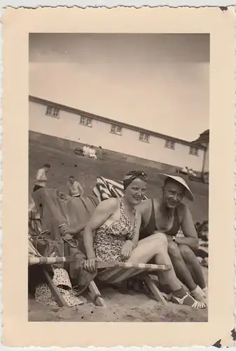 (F29880) Orig. Foto Borkum, Paar im Liegestuhl am Strand 1939