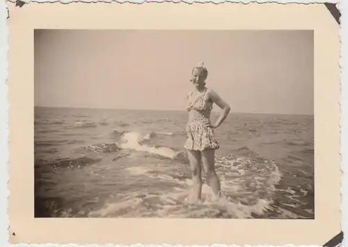 (F29878) Orig. Foto Borkum, Frau im Wasser 1939